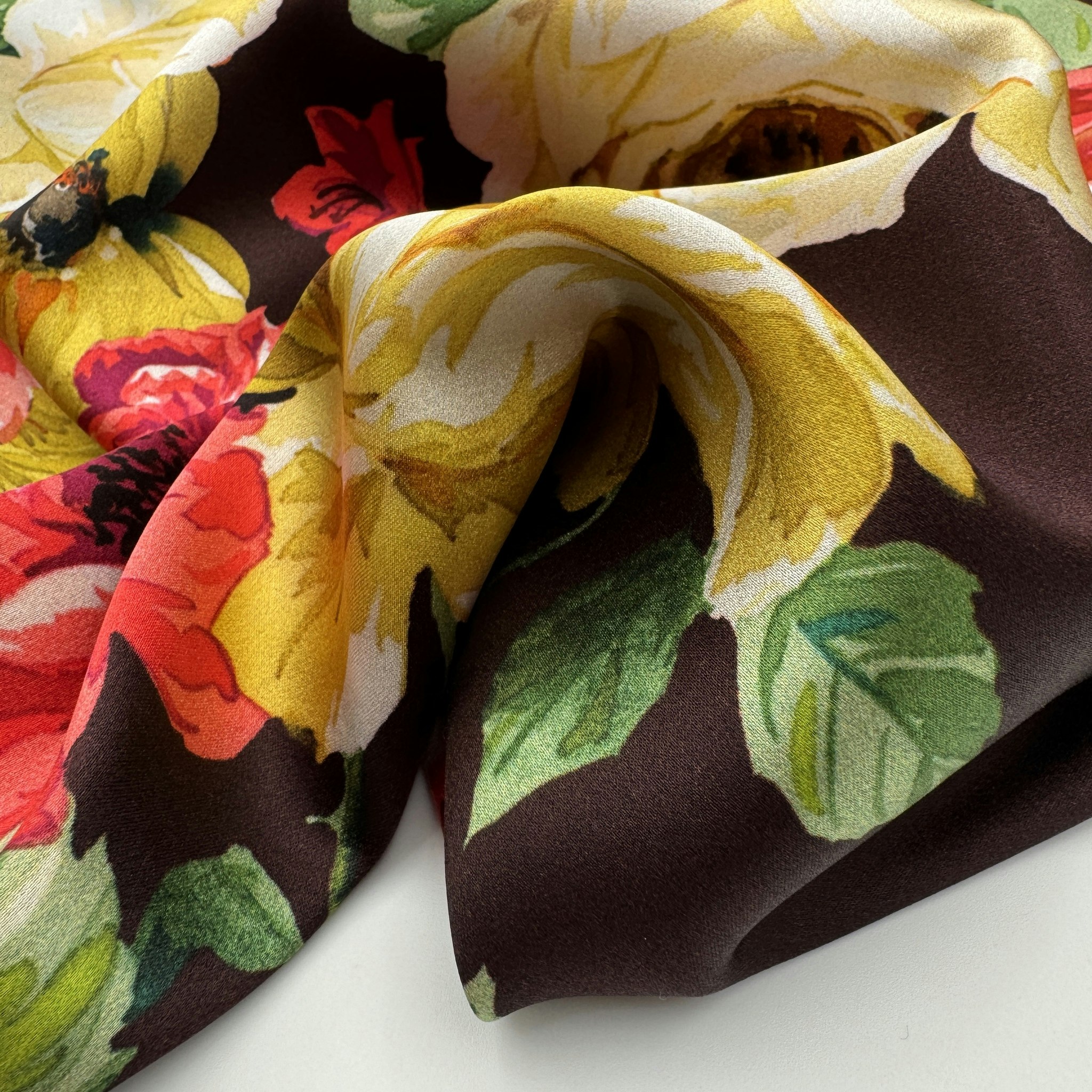 Sidensatin brun botten rosor