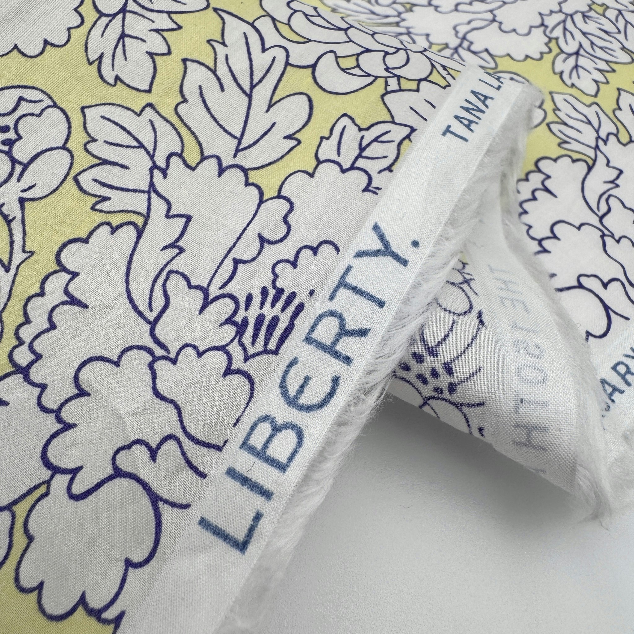 Liberty Tana Lawn - Costume B ljusgul (obs, smal!)
