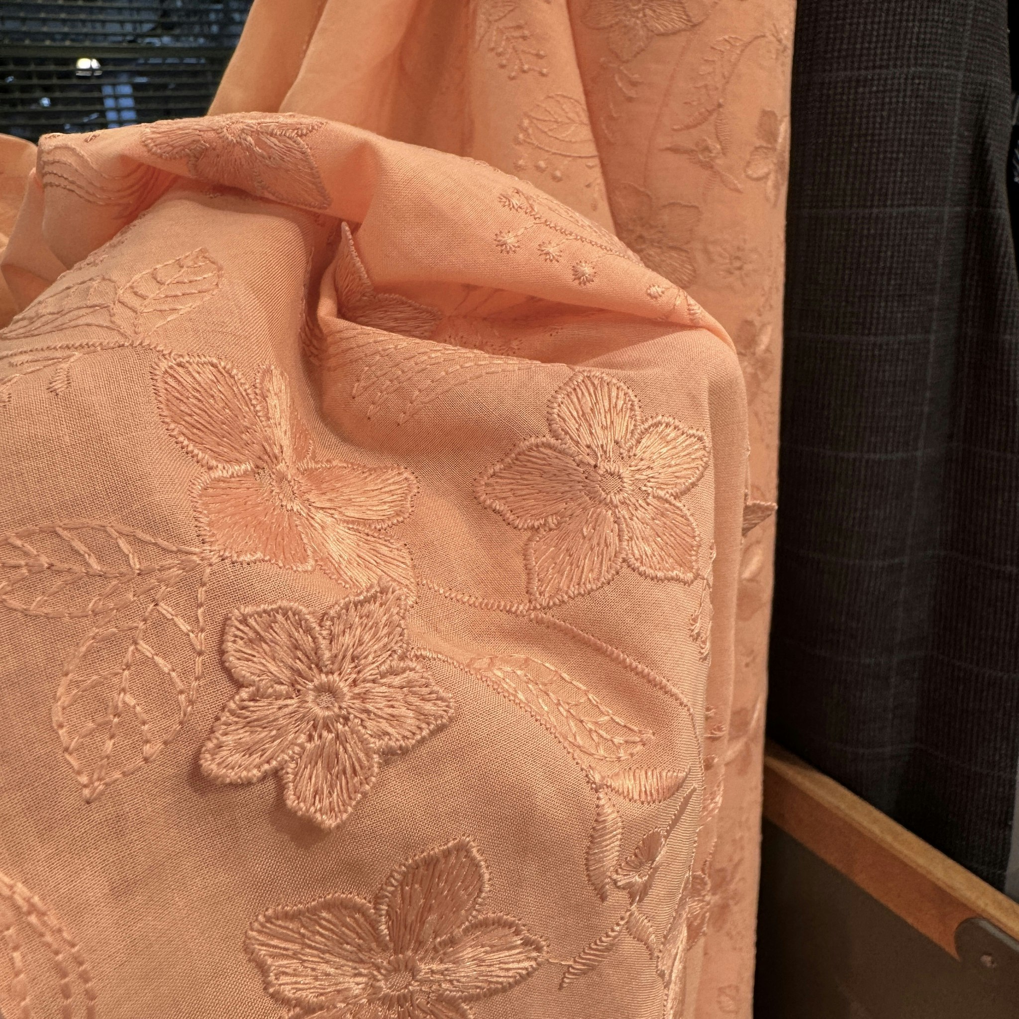 Broderi utan hål aprikos