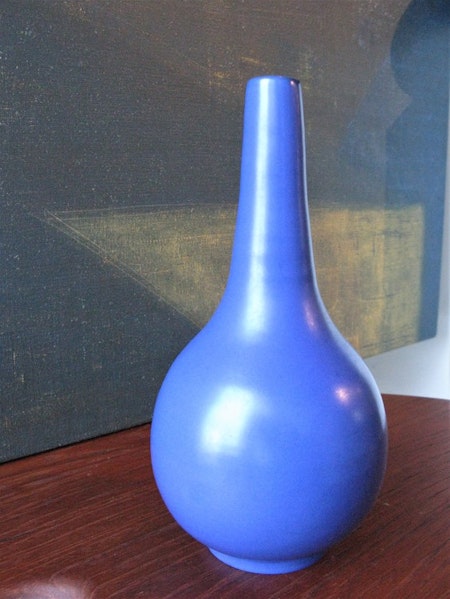 VL blue vase 394