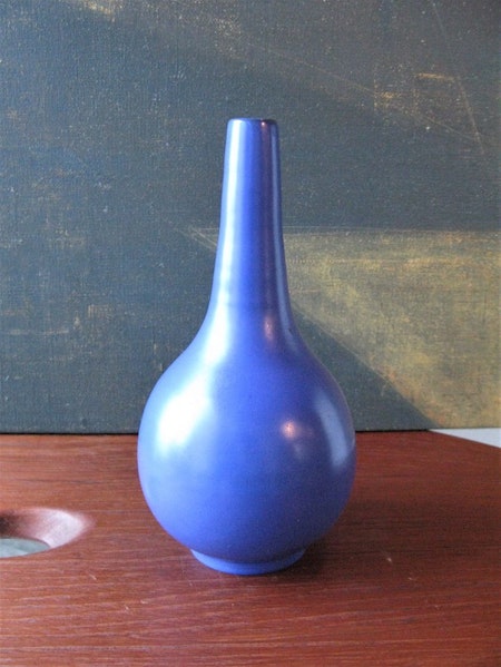 VL blue vase 394