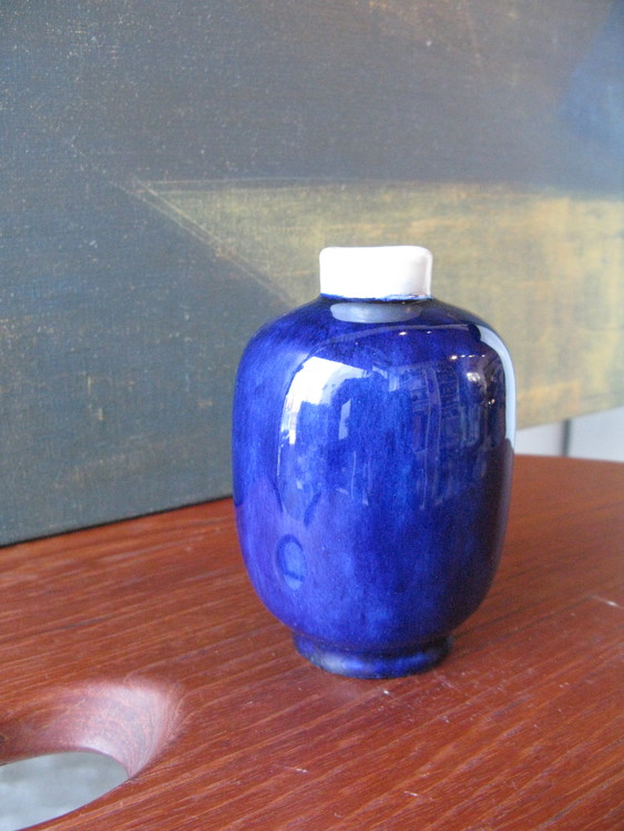 VL blue/white vase 396