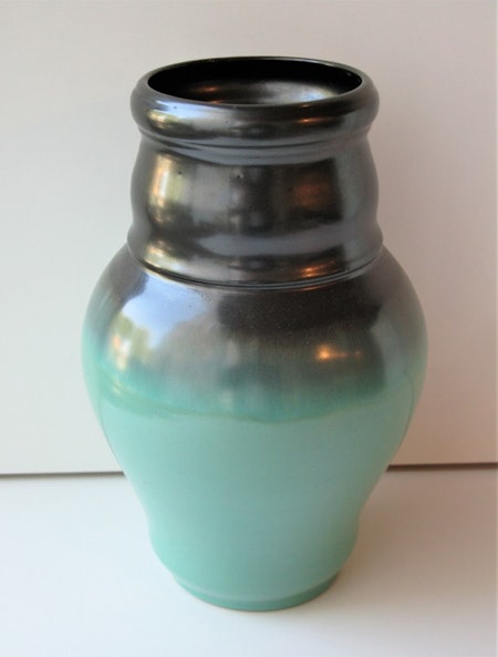 Green vase 1503
