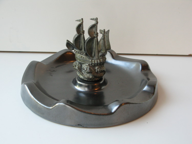 Black bowl w. metal ship