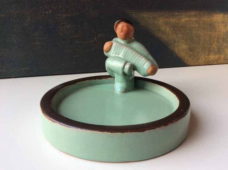 Green/brown ashtray 14 with accordion man