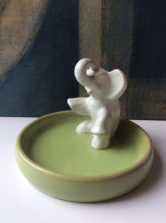 Sitting elephant in green ashtray 36