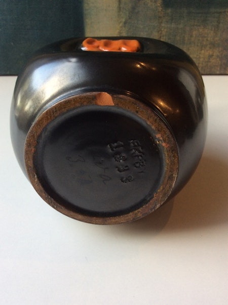 Black/orange vase 1933