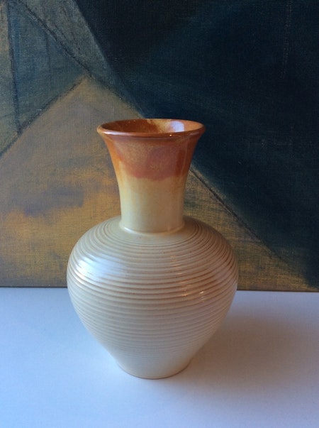 Beige/orange vase K1