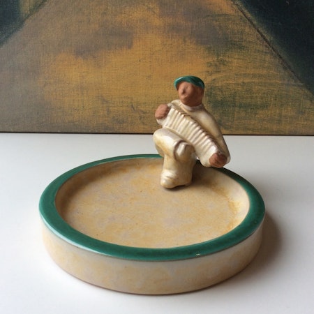 Accordion man in yellowish bowl