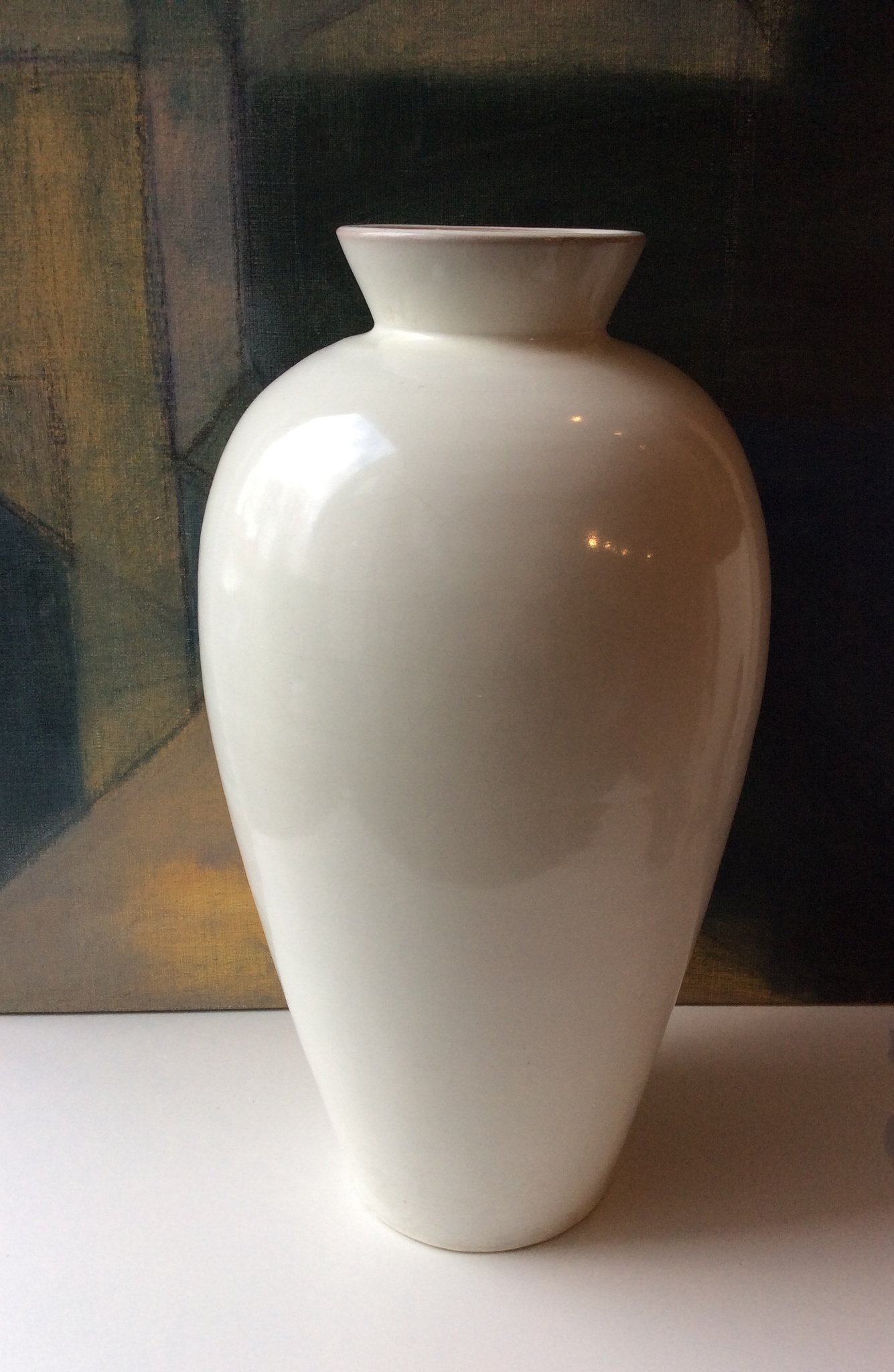 White shiny floor vase 9