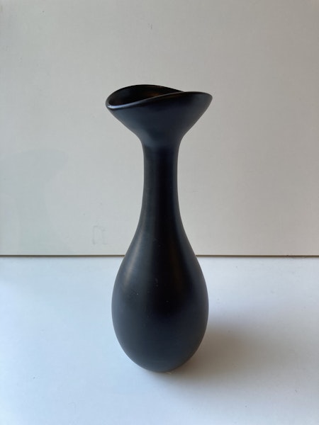 Black vase 707