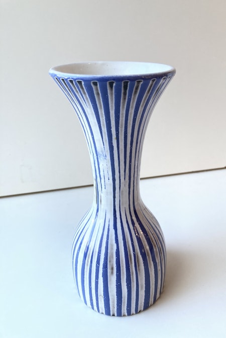 White/blue vase 693
