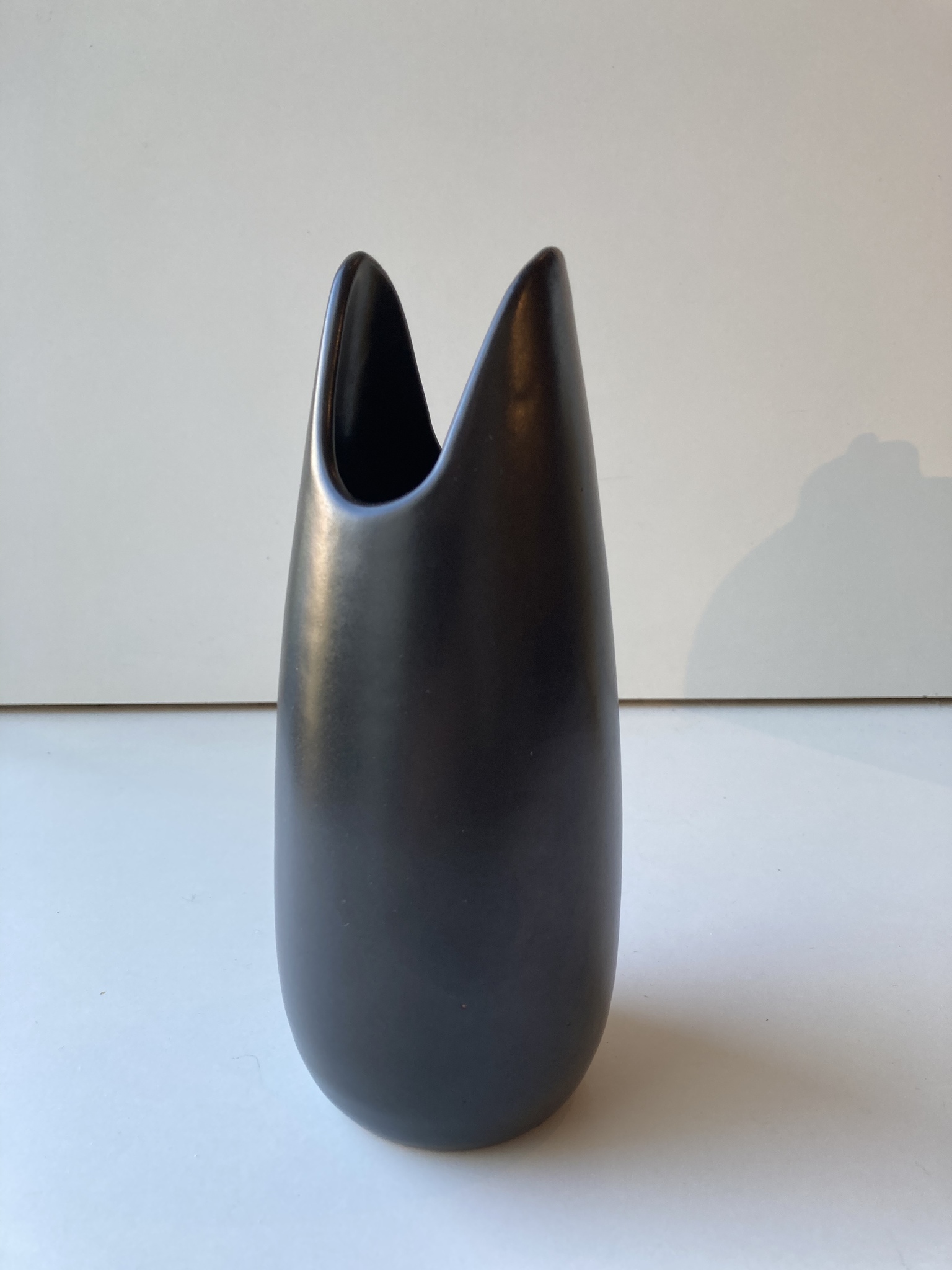 Black vase 795