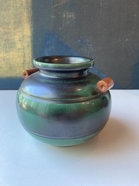 Green vase 2750