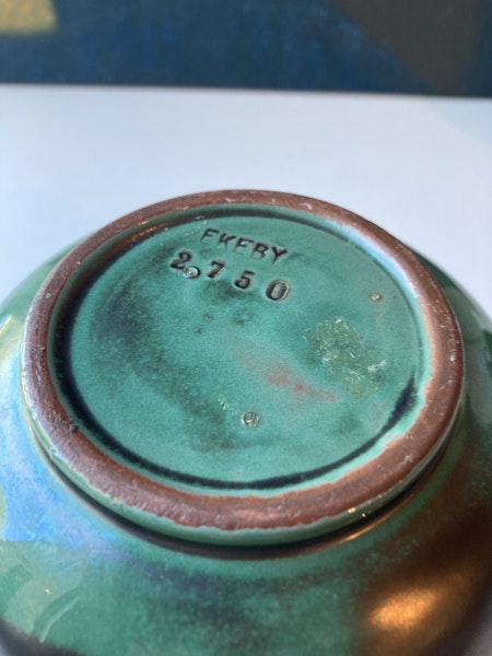 Green vase 2750