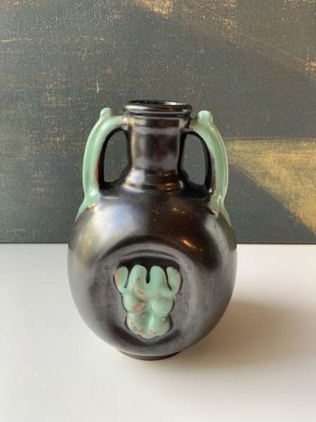 Black/green vase 1932