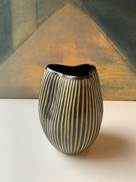 Tricorn vase 2277
