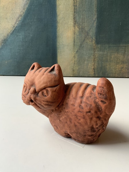 Angry cat figure