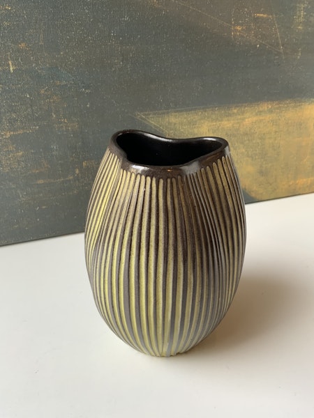 Tricorn vase 2277
