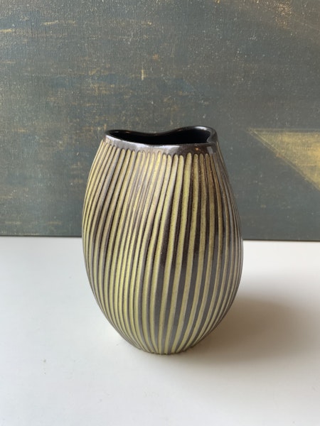 Tricorn vase 2277