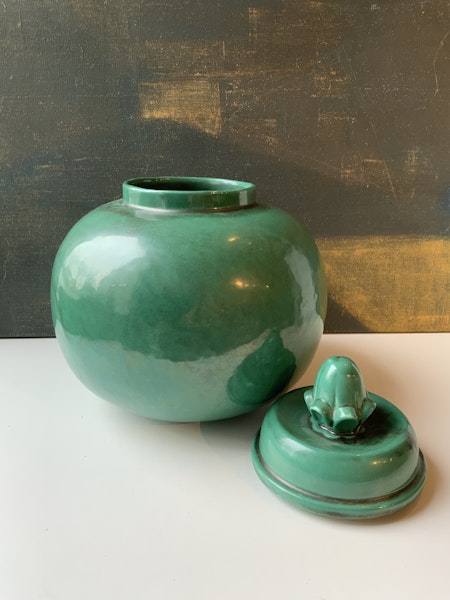 Green urn with lid 2750