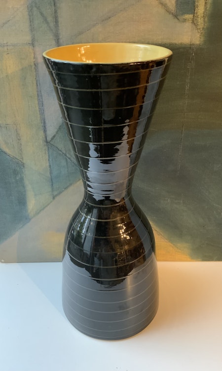 Spiral patterned floor vase 39