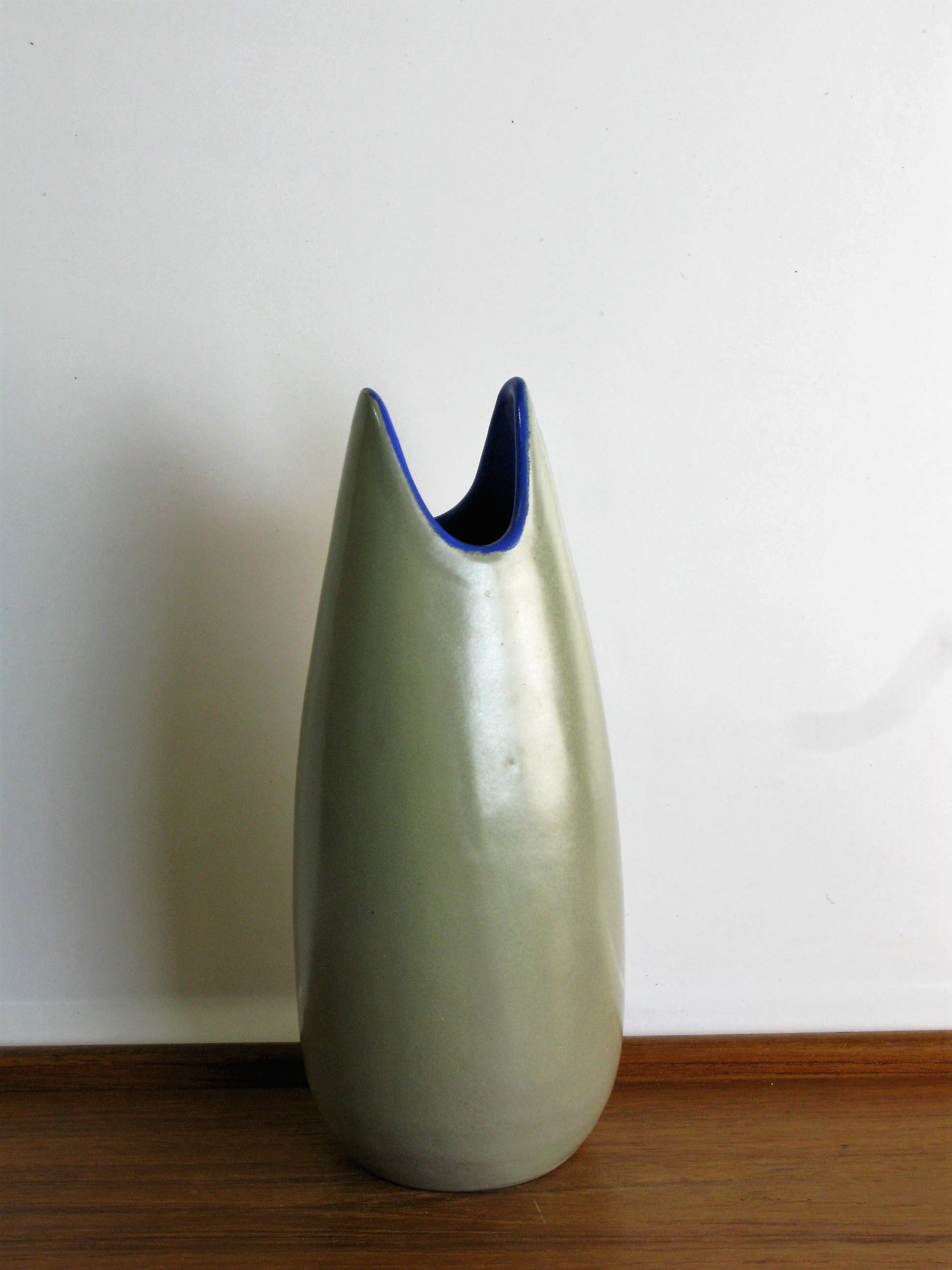 Grey vase 796