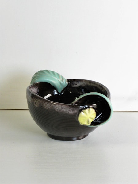 bowl 102 with green handles