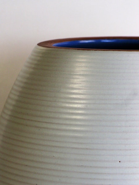 White urn 3345 with blue details