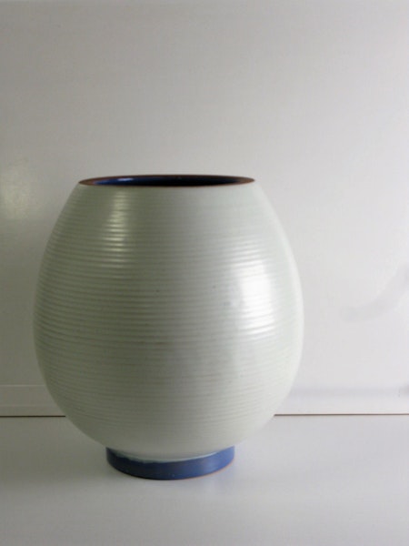White urn 3345 with blue details