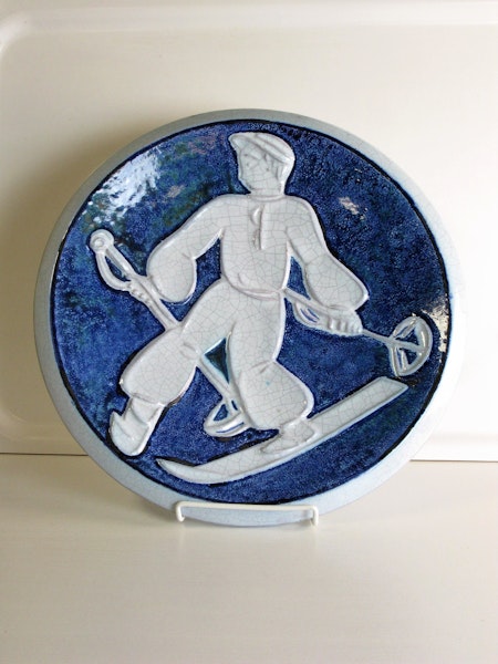 Wall plate 8 with skier