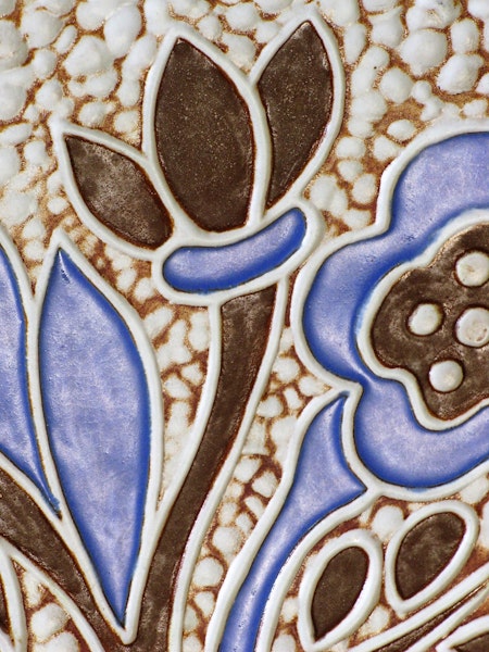 plate 4020 with blue flowers