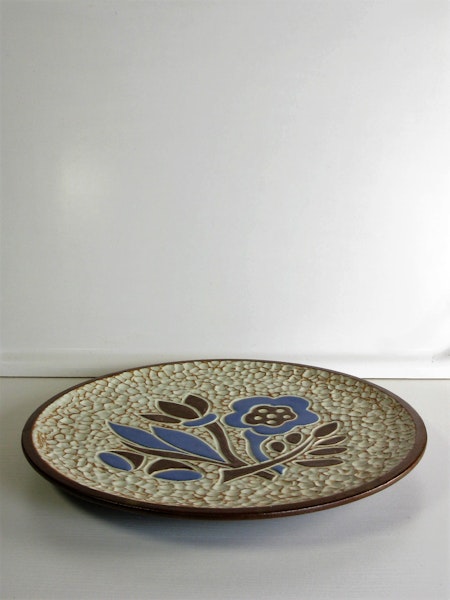 plate 4020 with blue flowers