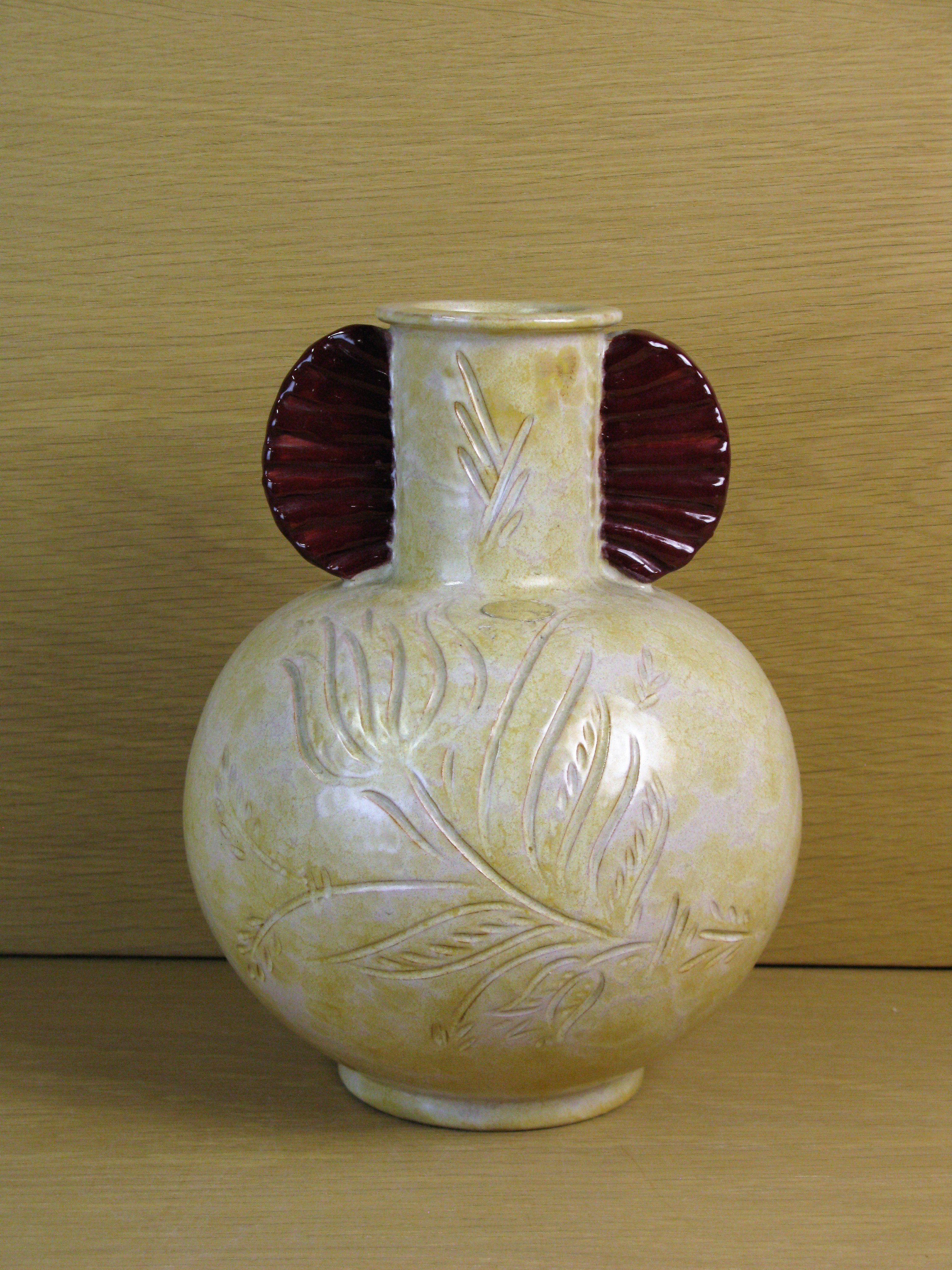 beige and maroon vase 79