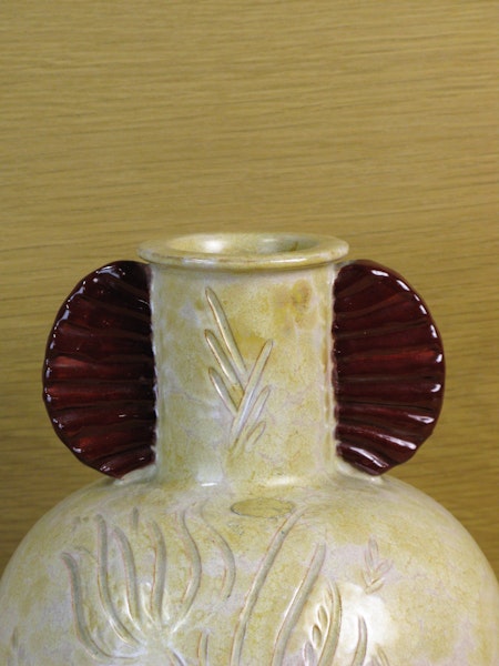 beige and maroon vase 79