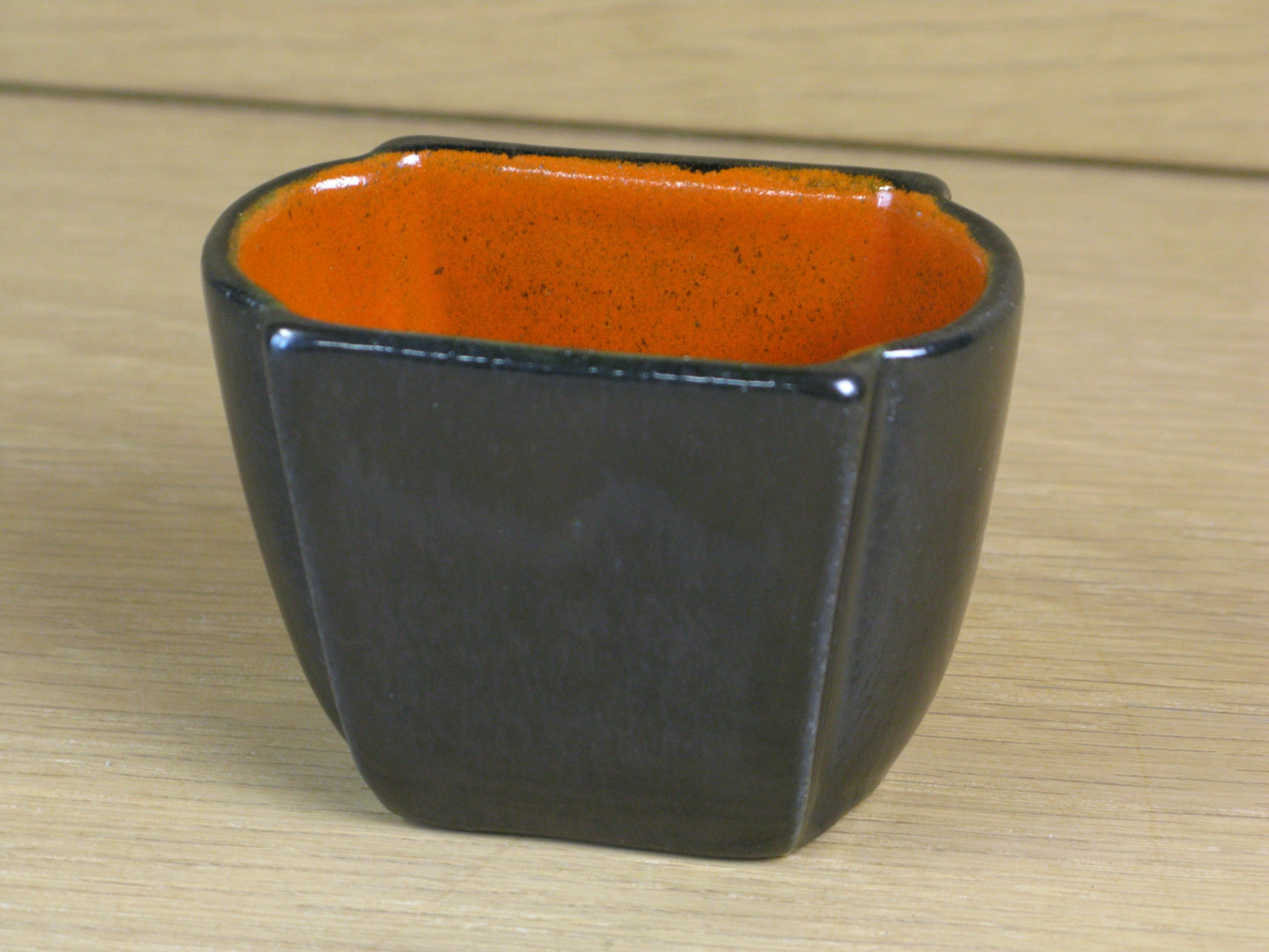 black/orange cigarette cup 303