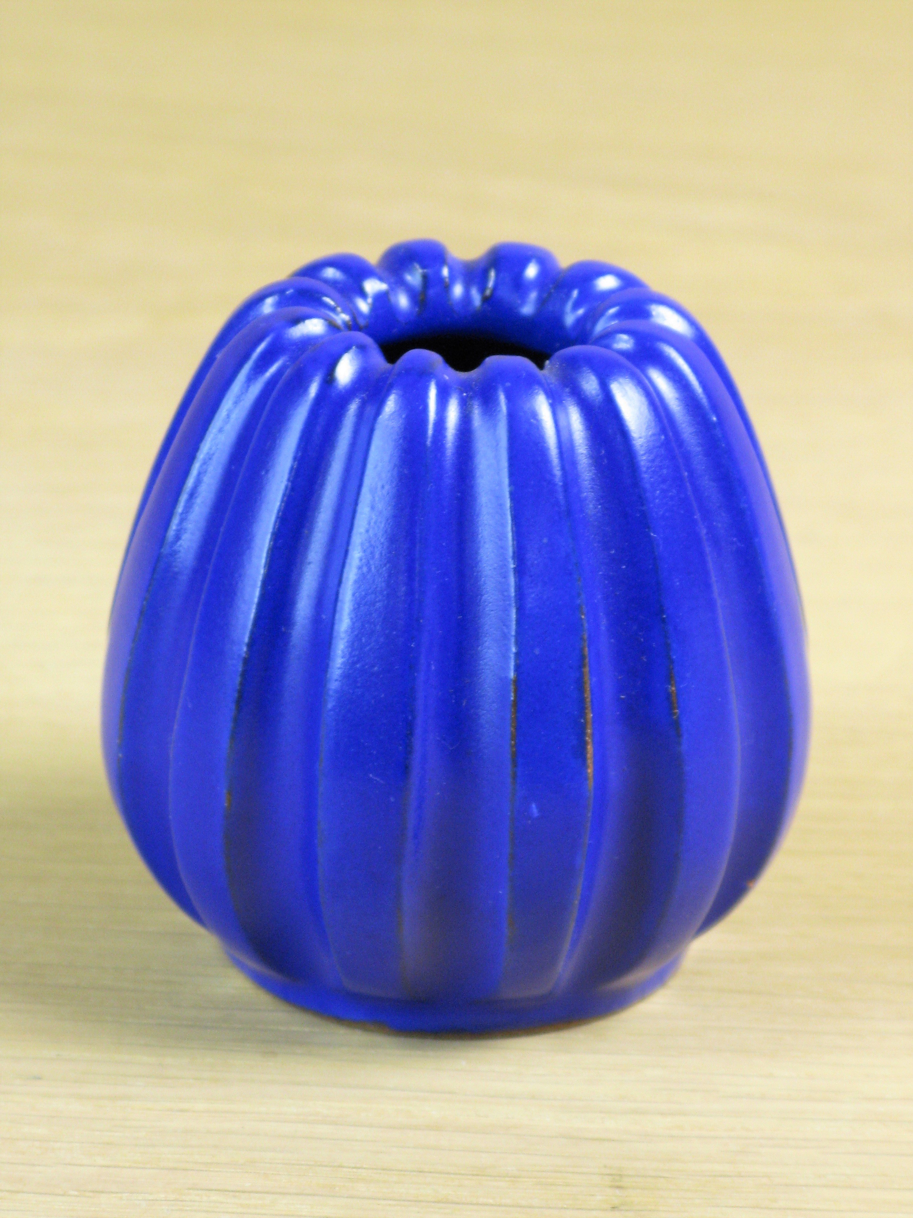 blue vase 556