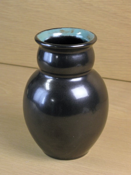 black/green vase 2672