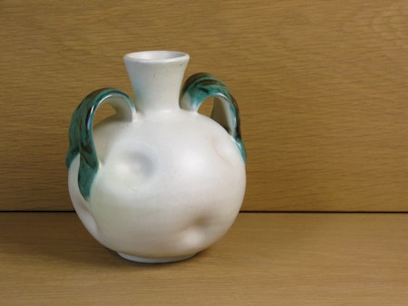 whit/green vase 190