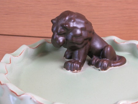 brown lion in green bowl 12