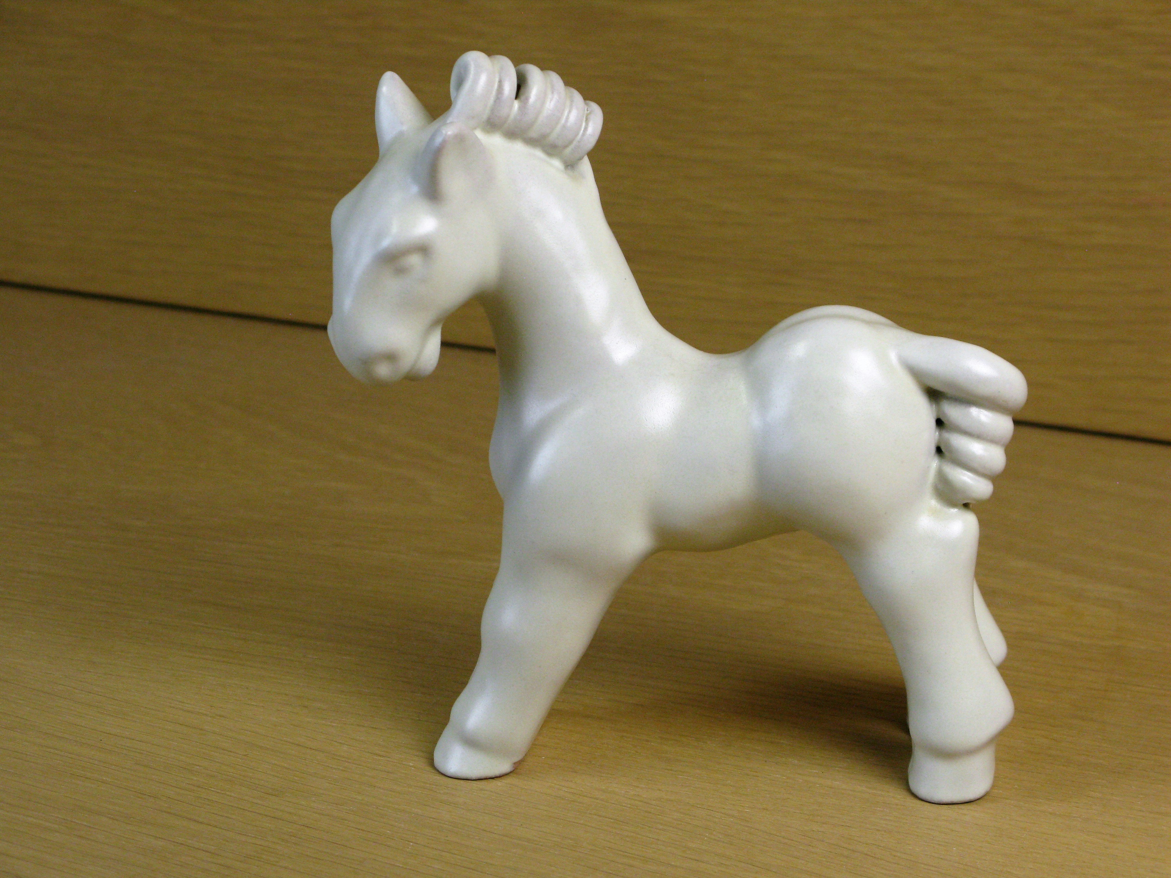  white  horse  37 Blandannat Keramik  UPSALA EKEBY