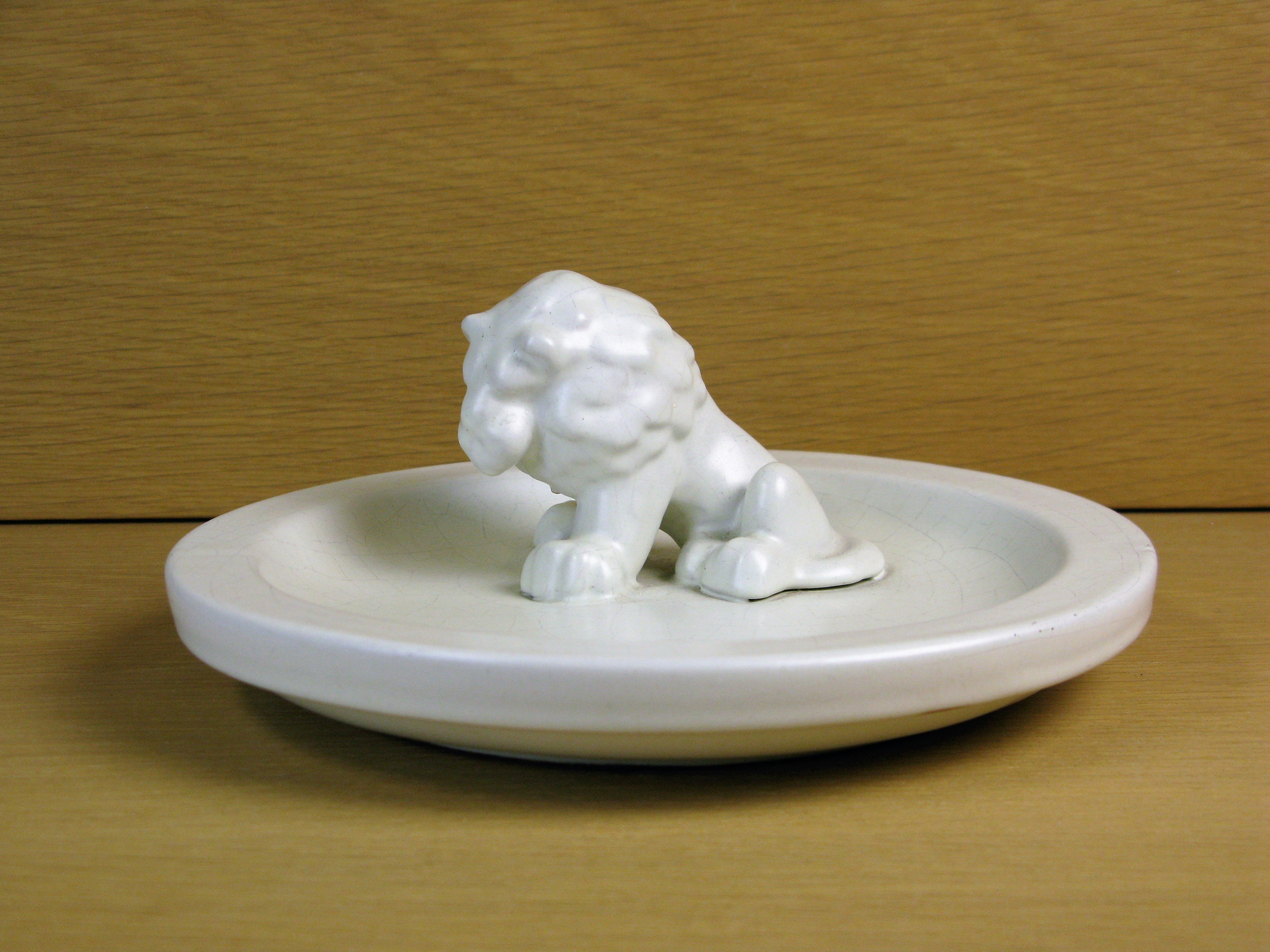 white lion in white ashtray 46