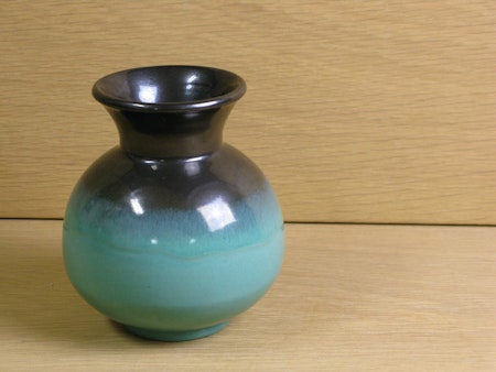 green/black vase 2766