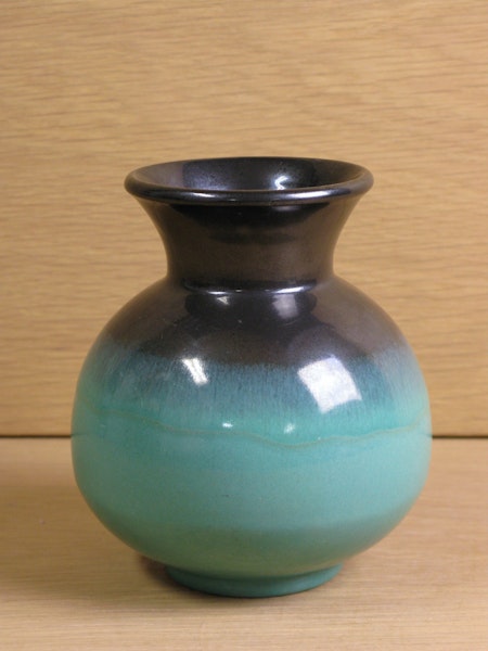 green/black vase 2766