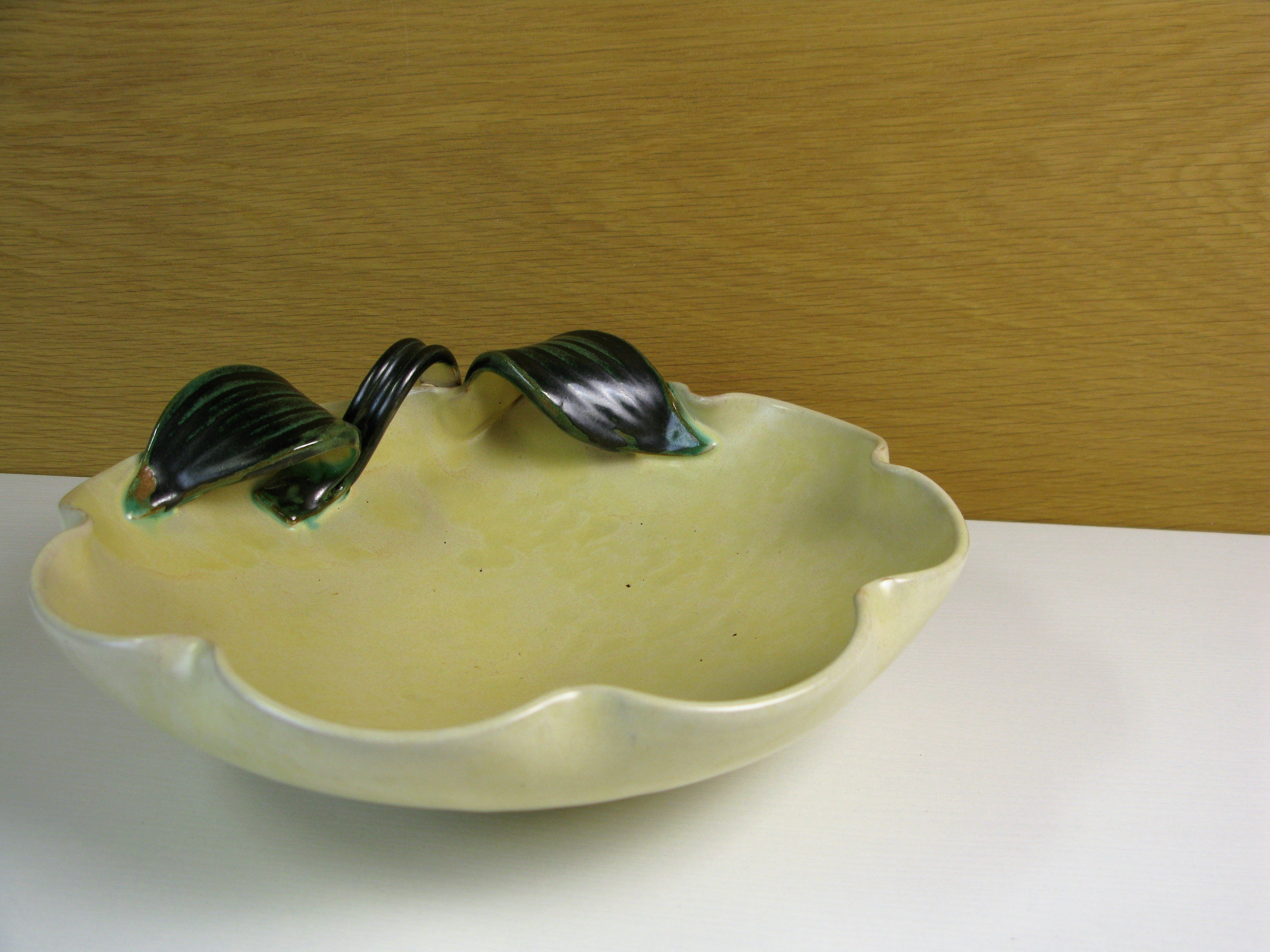 yellowish/green bowl 191