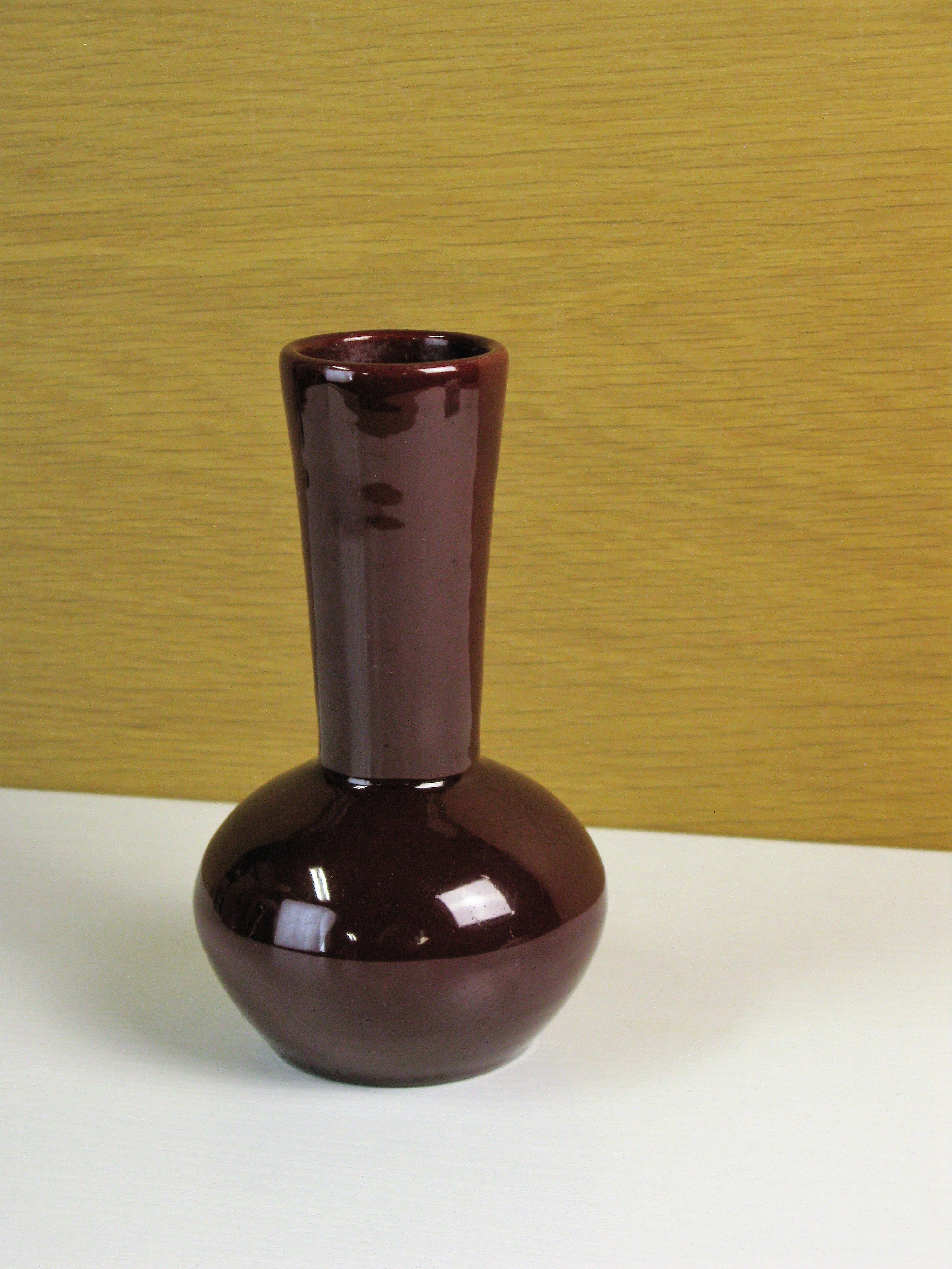 burgundy vase 52