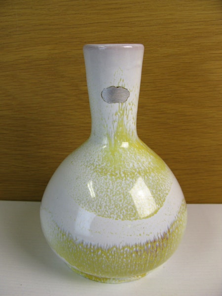 white/yellowish vase 370