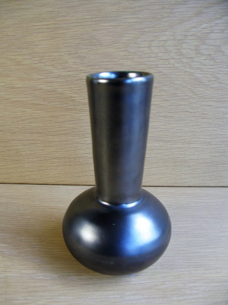 black vase 2762