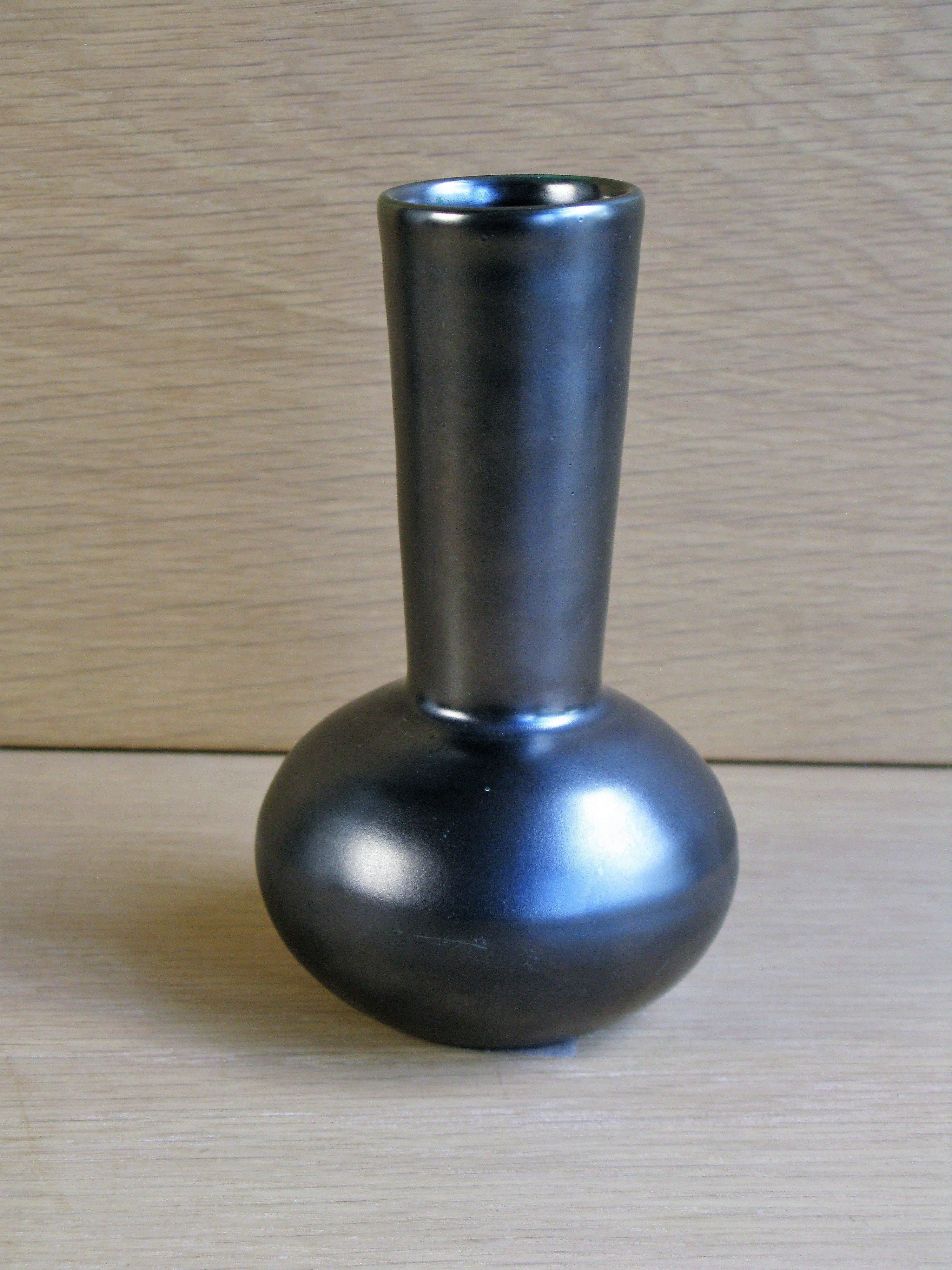 black vase 2762