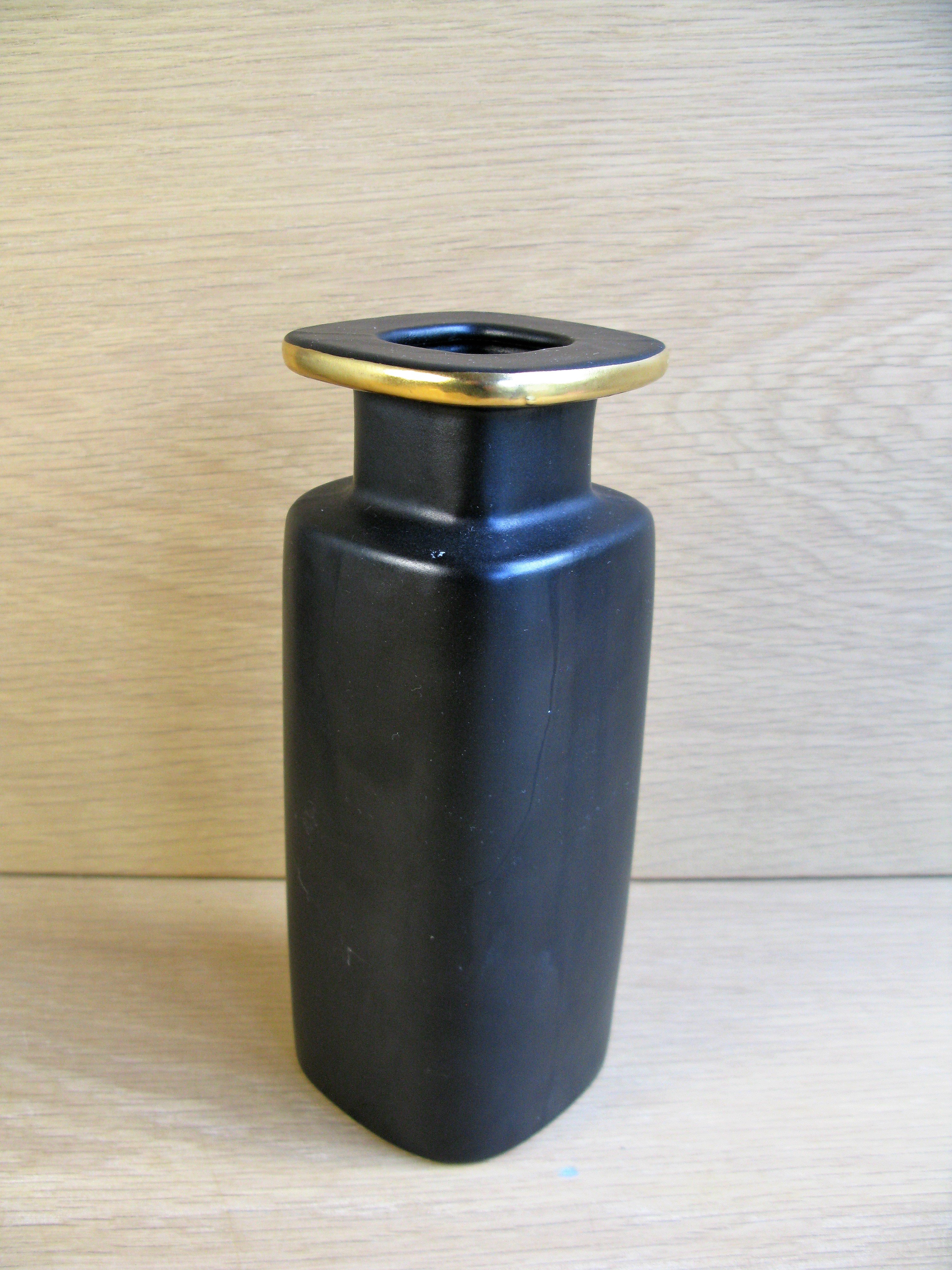black/gold vase 2026